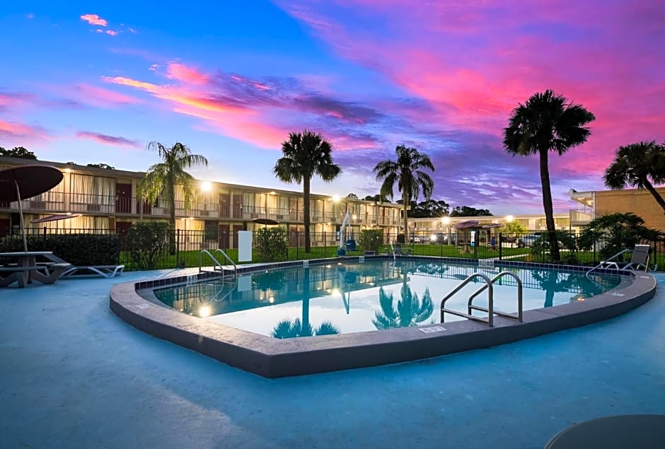HomeTowne Studios by Red Roof Vero Beach - I-95