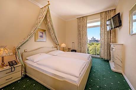 Suite with Lake View