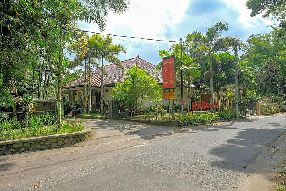 RedDoorz near Museum Gunung Merapi