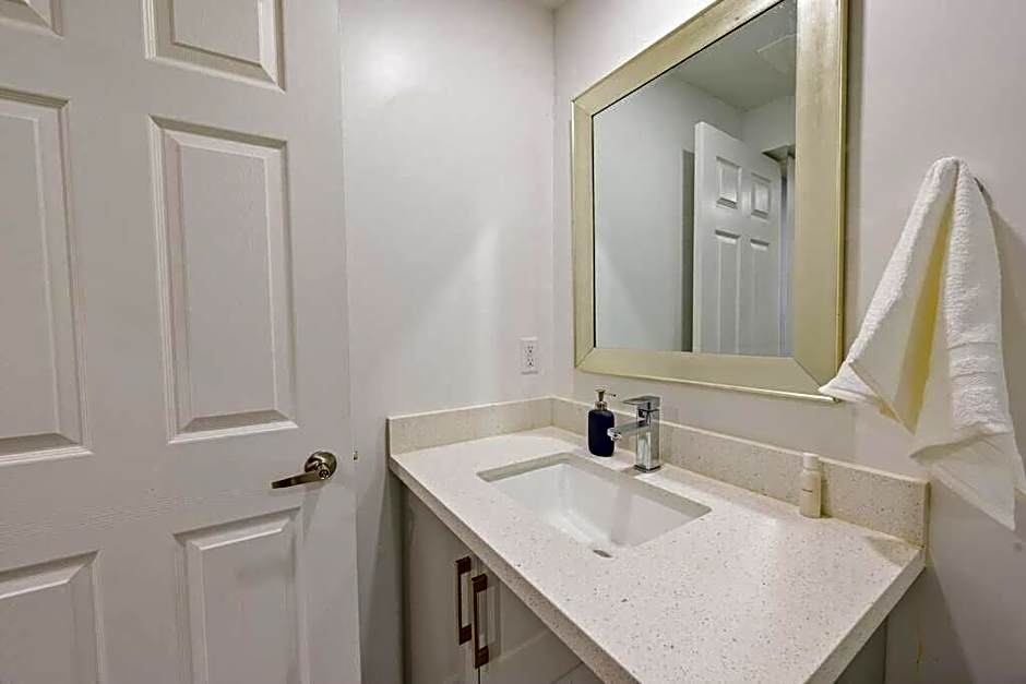 Stylish 2BR: w/free parking & streaming!