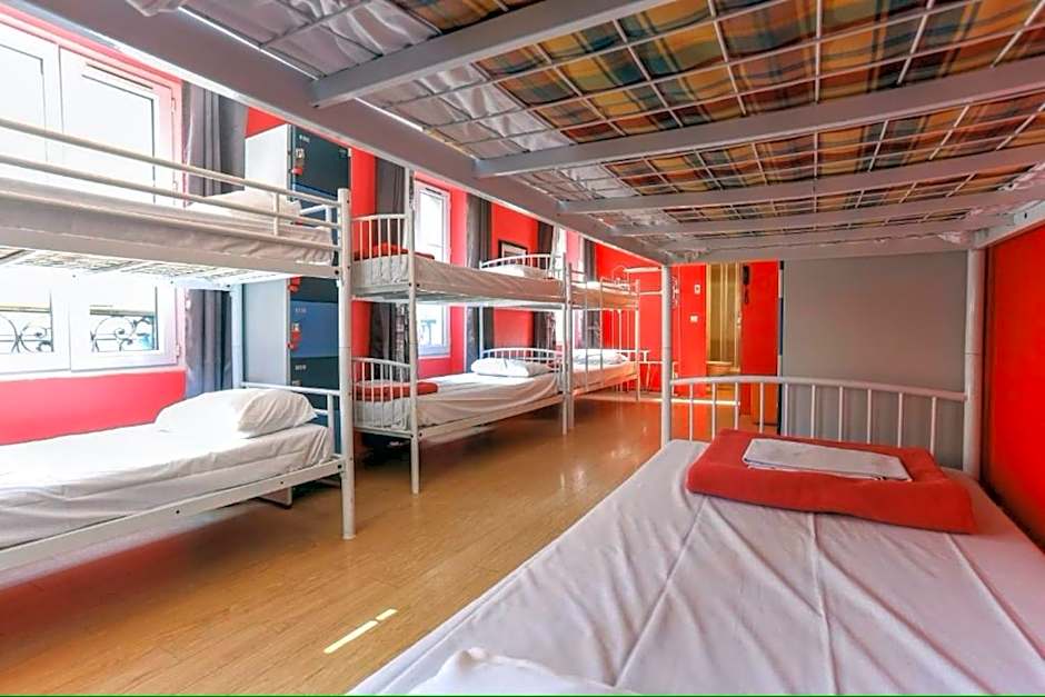 Le Village Montmartre by Hiphophostels