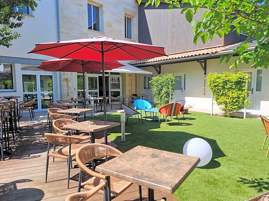 Bloom Hostel Bar & Garden