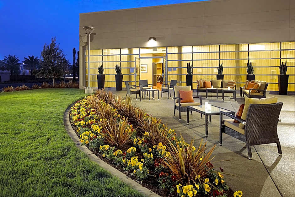 Courtyard by Marriott Long Beach Airport