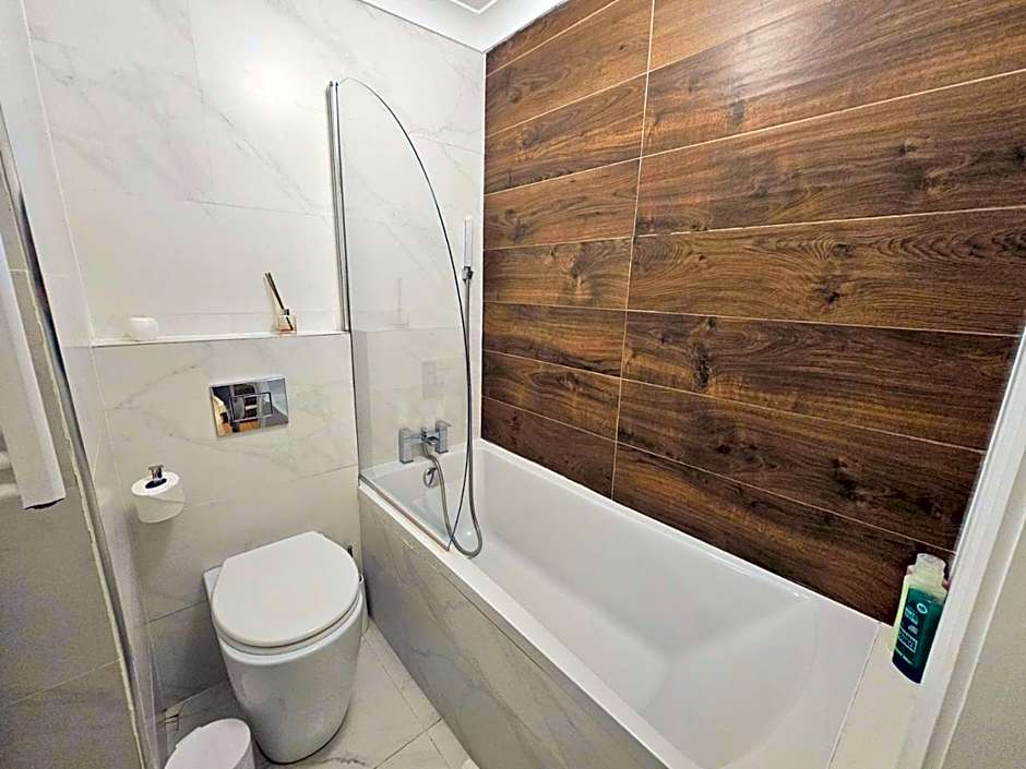 Stunning Hyde Park Home, Ground Floor Maisonette, Duplex, near Tube Metro Stations