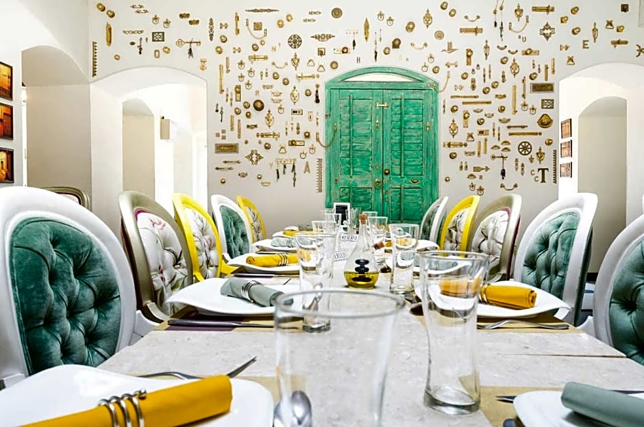 The Corner Courtyard – Calcutta, LA
