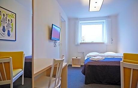 Small Double Room (Bed: 140x200cm)