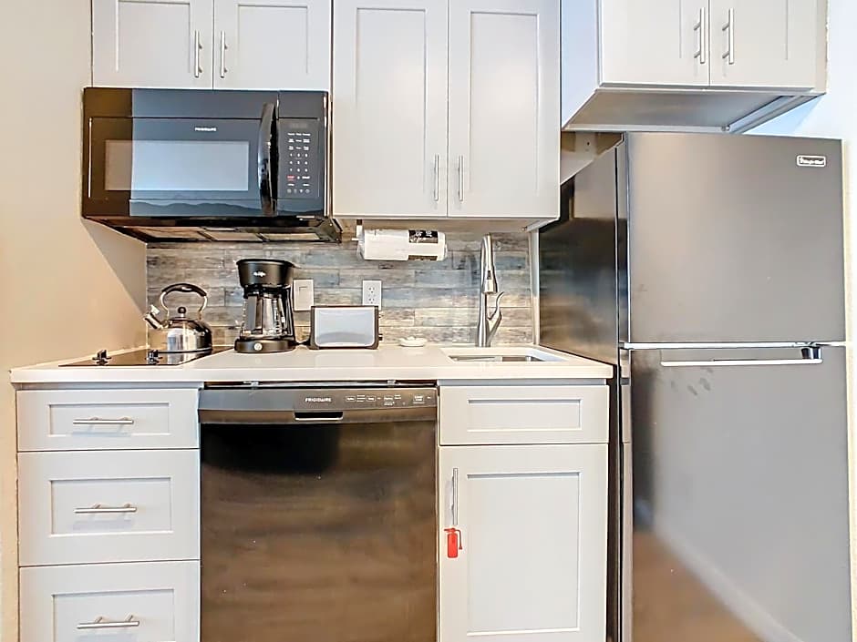Be Our Guest! 1 Bedroom Condo Near Disney Parks!