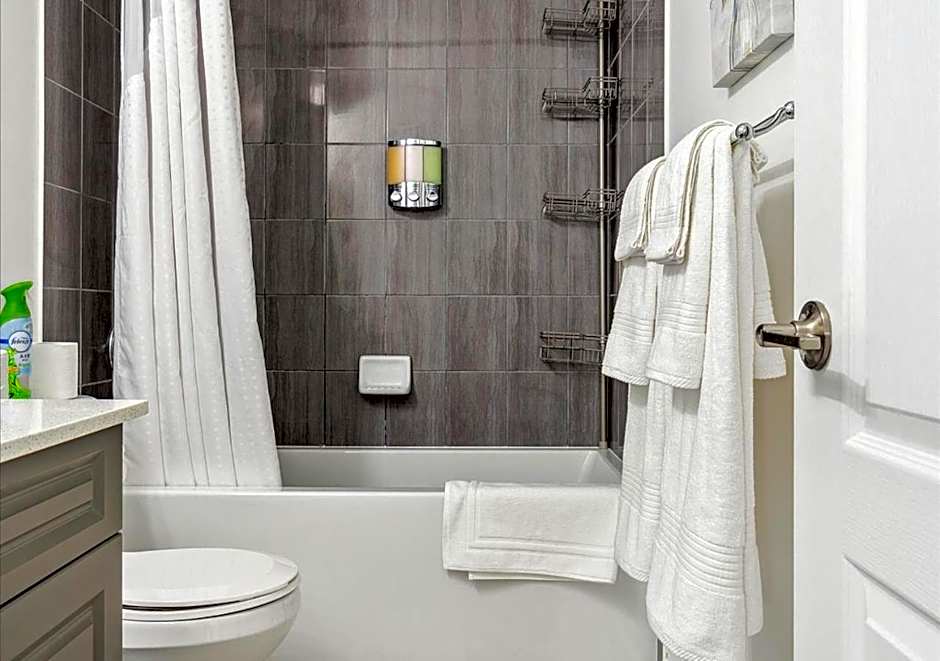 Luxurious and Beautiful, Barrie