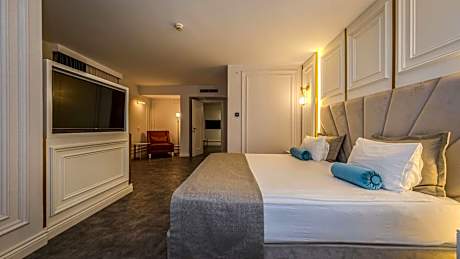 One-Bedroom King Suite with Hot Tub and Sofa Bed - Sea View/Non-Smoking