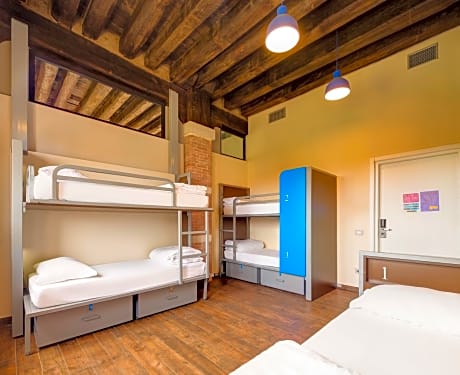 Bed in 5-Bed Mixed Dormitory Room