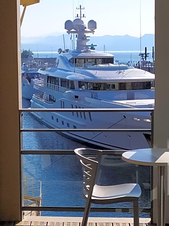 1 Queen Bed, Non-Smoking, Sea View, Deluxe Room