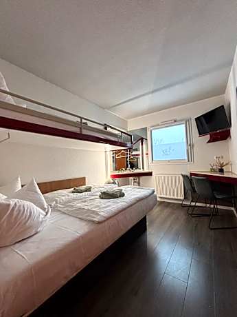 Doppelbettzimmer + Einzelbett mit externem Badezimmer