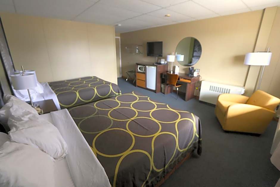 Super 8 by Wyndham Hearst ON