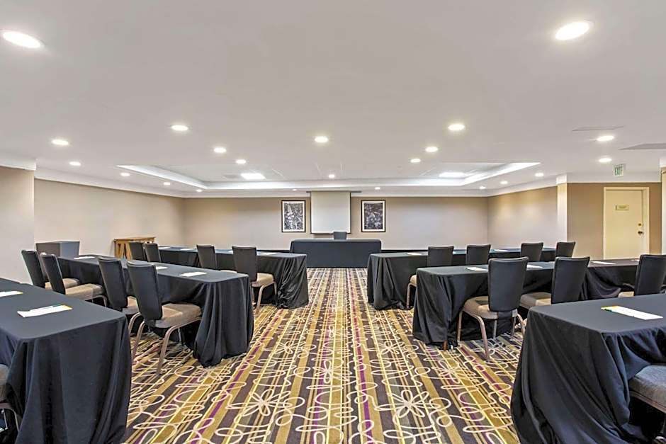 La Quinta Inn & Suites by Wyndham Andover