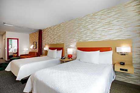 Queen Studio with Two Queen Beds - Non-Smoking