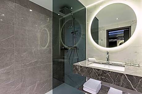 Deluxe Room, 1 King Bed, Garden View