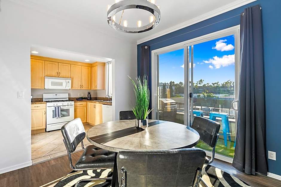 Beverly Hills Penthouse 2 BR Apt with Parking 407