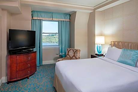 1 Bedroom Suite, 1 Queen, Sofa bed, City view