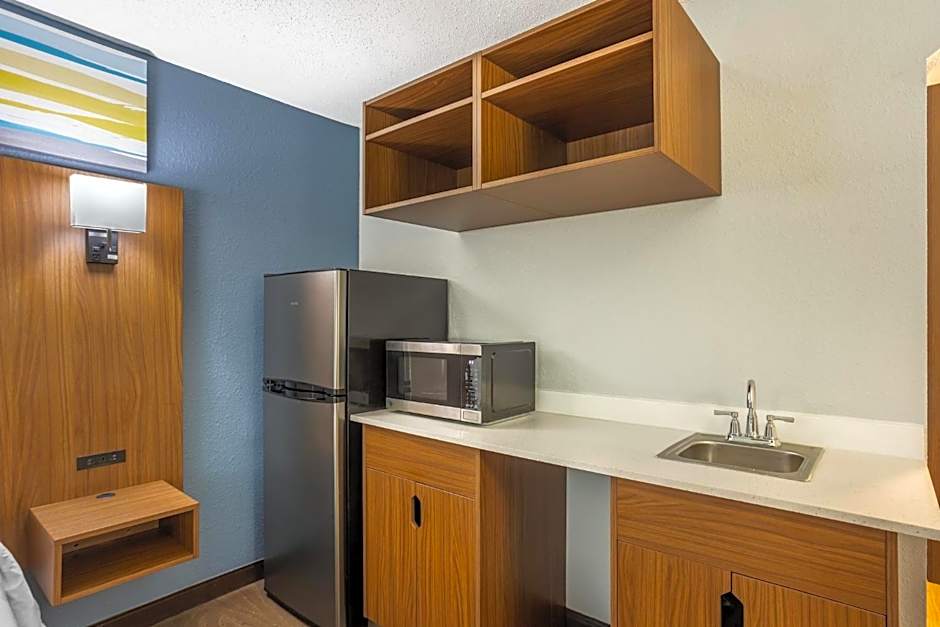 HomeTowne Studios by Red Roof Lancaster