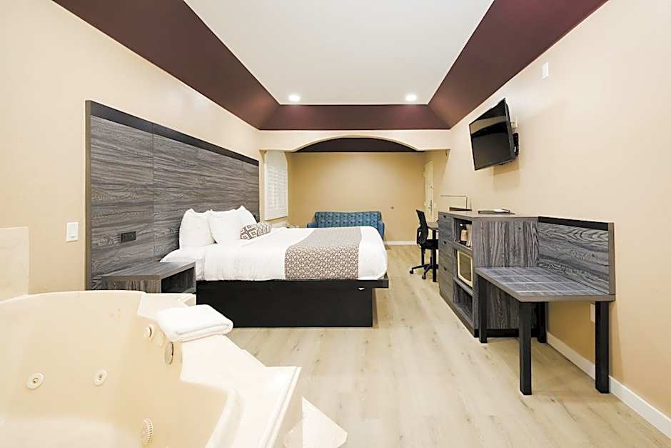 Photo 1 of 25 of 1 King Bed Suite, Smoking