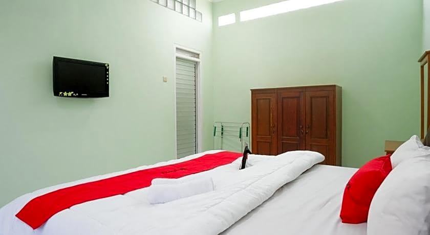 RedDoorz Plus near Stadion Wijaya Kusuma