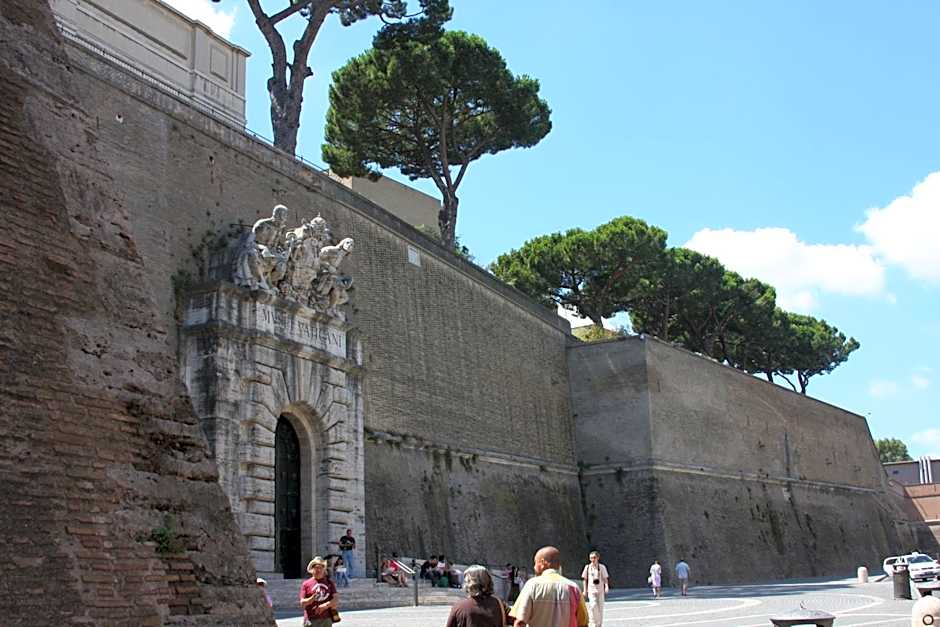 B&B Vatican's Keys