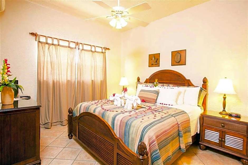 Clarion Suites Roatan At Pineapple Villas