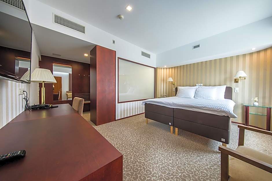 Photo 1 of 9 of Suite, Sea View