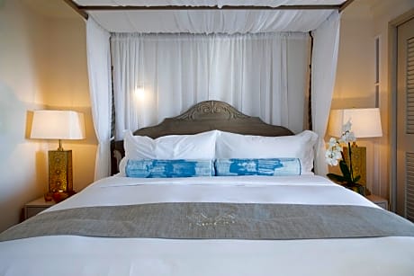 Oceanfront Sapphire Suite - 2 Bedroom Plus Den