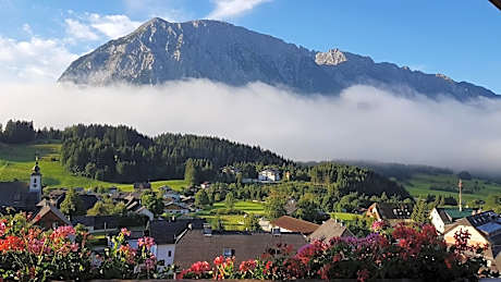 Appartements-Restaurant Schwaiger direkt beim Lift und wunderschönen Bergblick
