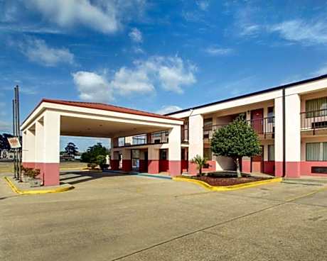 Econo Lodge Inn & Suites Forest