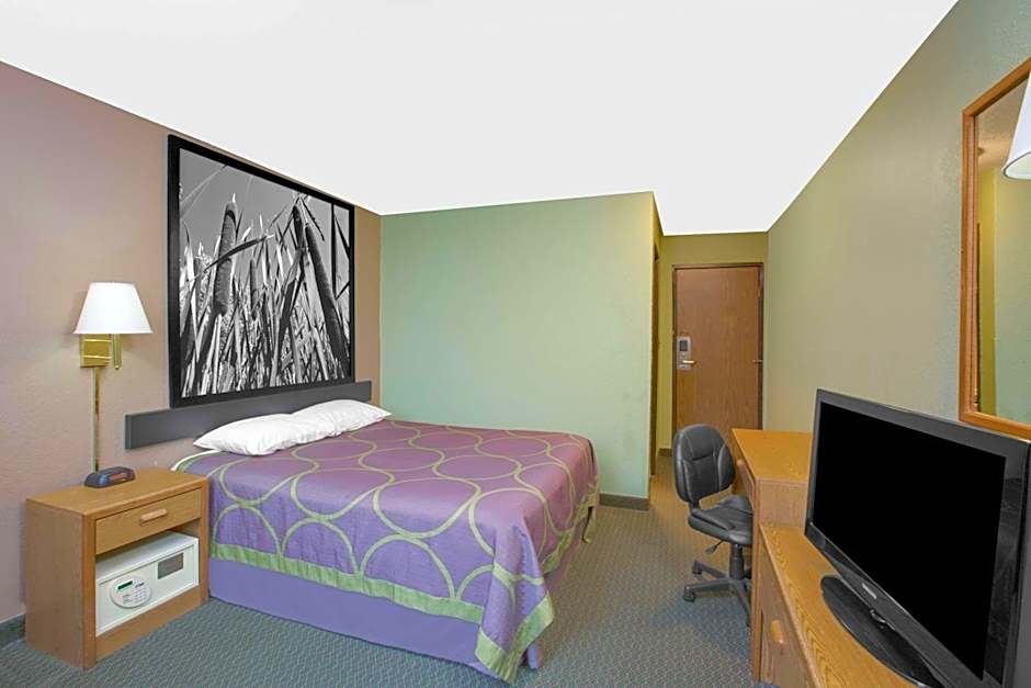 Super 8 by Wyndham Worthington Minnesota