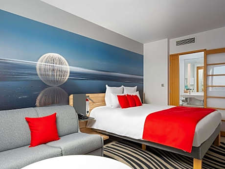 Executive Room with 1 queen-size bed and a sofa