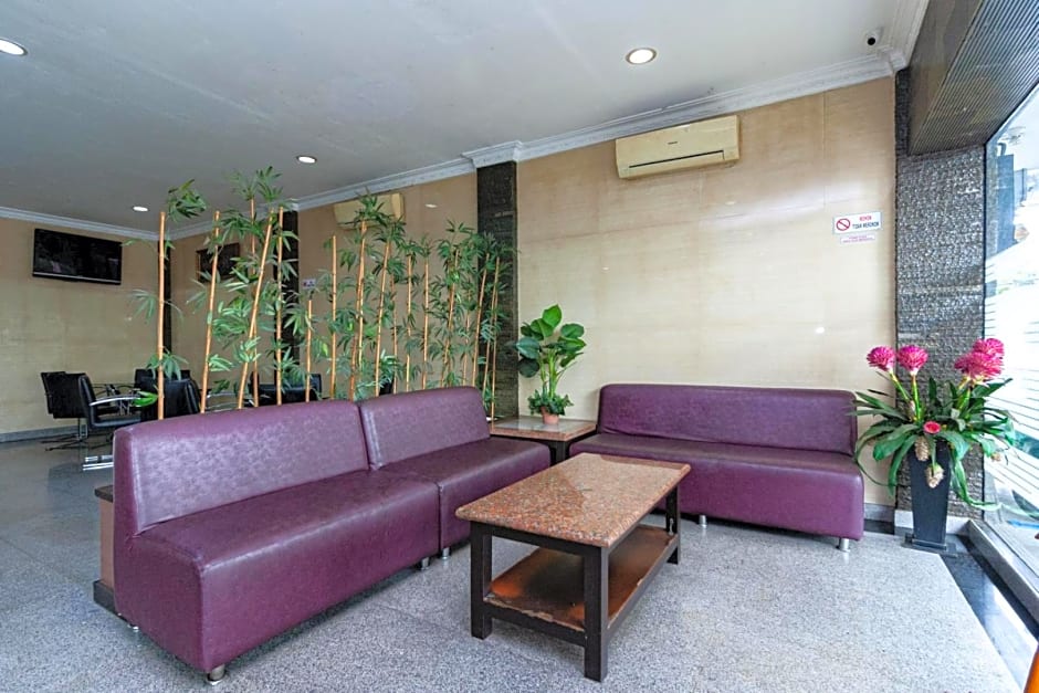 RedDoorz Premium at Hotel Ratu Residence