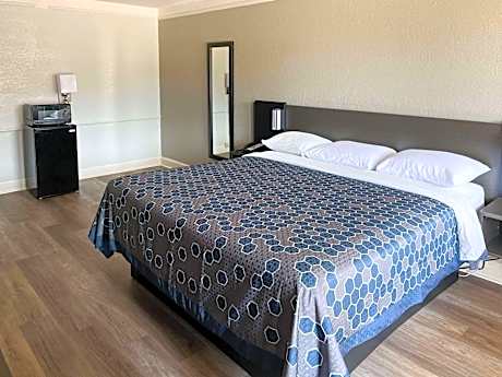 Deluxe King Suite - Non-Smoking