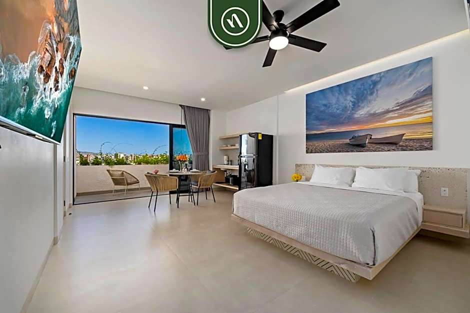 Amazing 2BR Condo with Terrace Overlooking the Marina