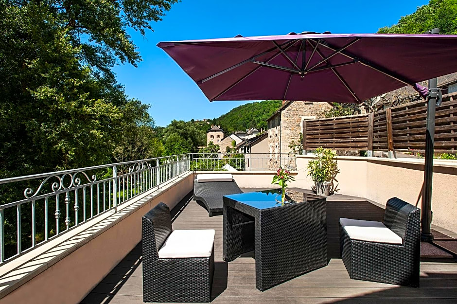 Logis Hôtel Restaurant Les 2 Rives - A75, en bordure de rivière