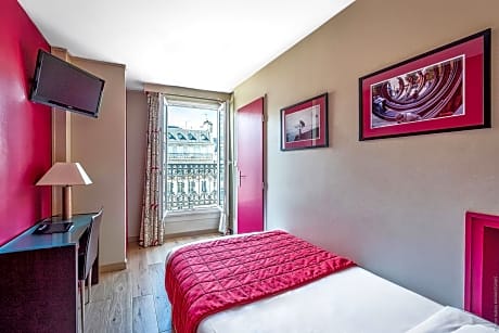 Single Room with View on the Arc de Triomphe