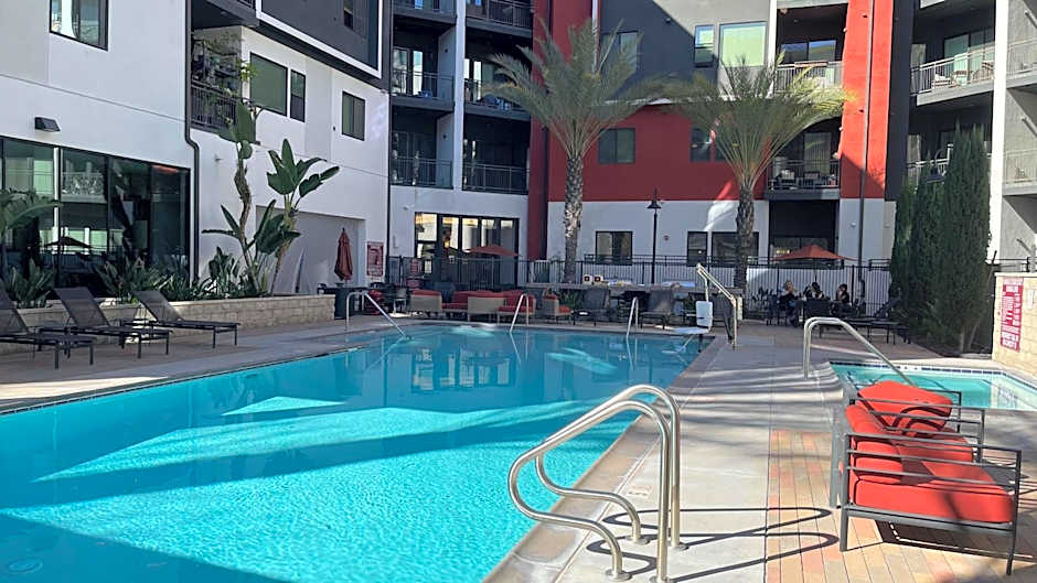 Luxury Designed 2 Bedrooms Part Hotel in Woodland Hills CA