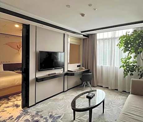 Deluxe Corner Suite with Twin Bed