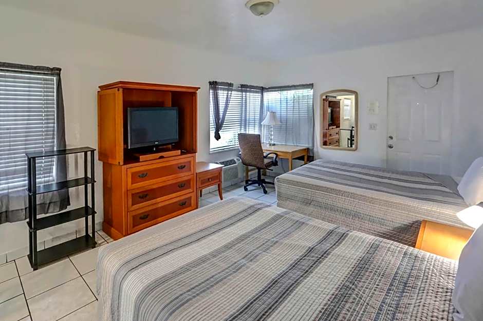 Richard's Motel Courtyard