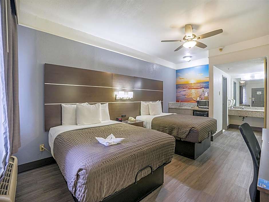 Days Inn & Suites by Wyndham Webster NASA-ClearLake-Houston