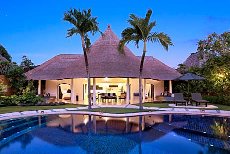 Six-Bedroom Villa with Private Pool and Bathtub