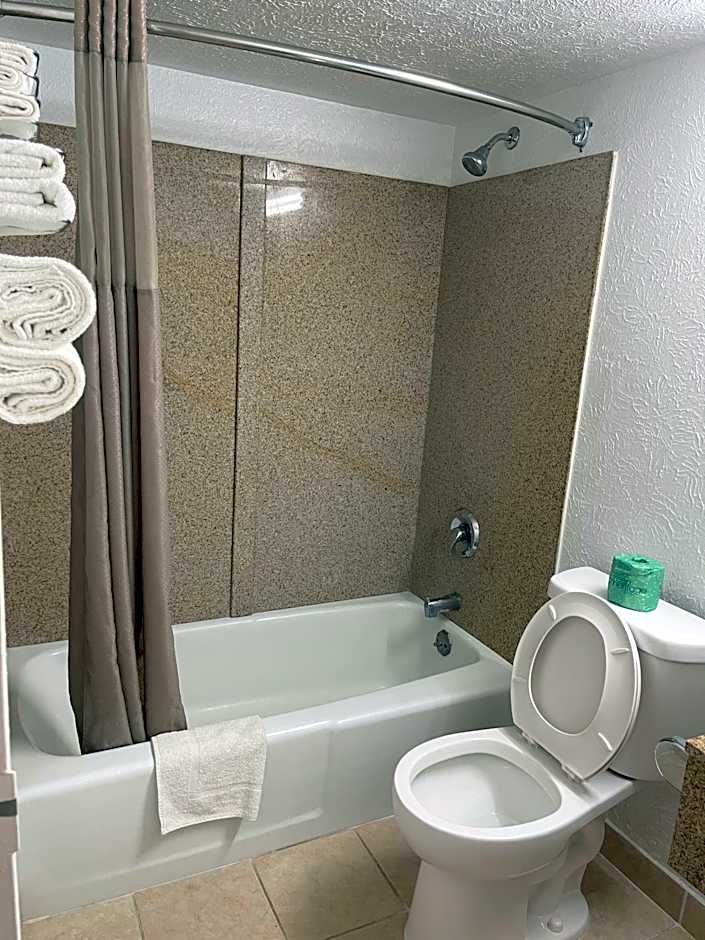 Regal 8 Inn & Suites