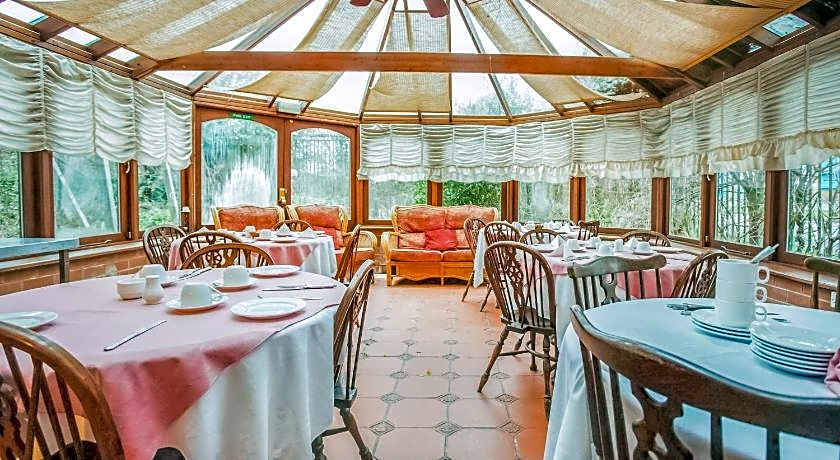 OYO The Rowers Hotel