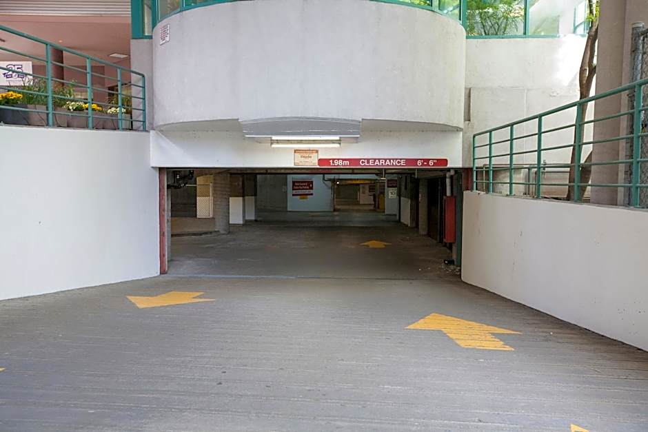 Rosedale On Robson Suite Hotel