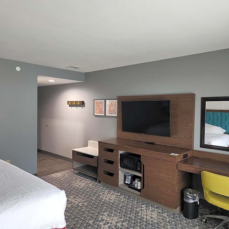 Hampton Inn By Hilton & Suites Pittsburgh New Stanton PA