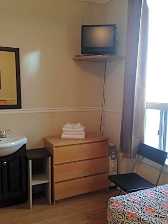 Basic Double or Twin Room with Two Single Beds and Shared Bathroom