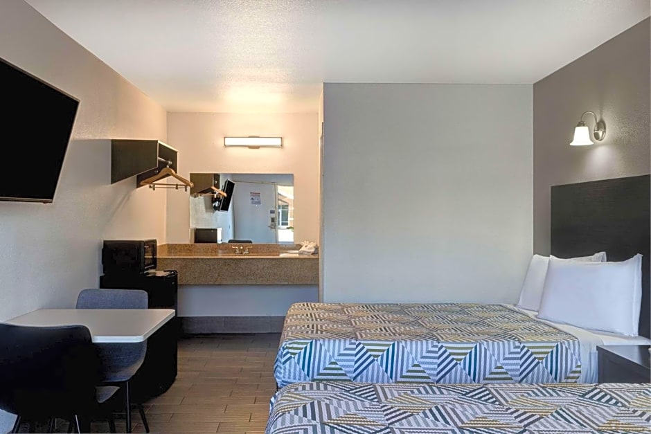 Motel 6 Branson West, MO - Silver Dollar City