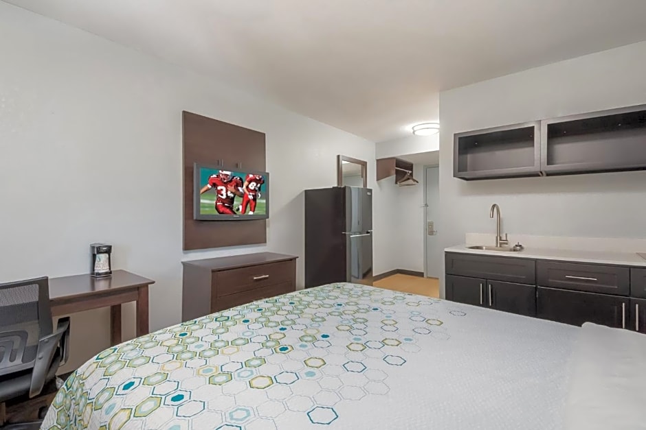 HomeTowne Studios by Red Roof San Antonio - SeaWorld Northwest